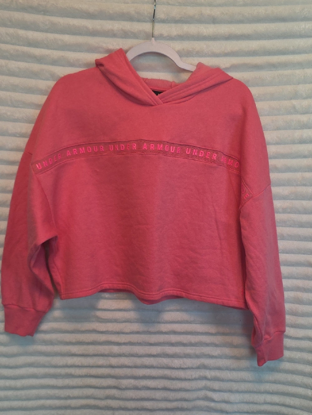 0180 Under Armour Women's  Pink Cropped Hoodie; Medium‎